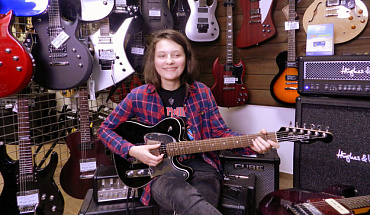 Юная гитаристка о выборе инструмента: "Я просто сказала, что мне нужна моя первая электрогитара и я хочу красную"