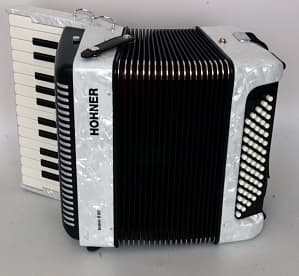 Аккордеон Hohner BRAVO II 60 A1695 белый
