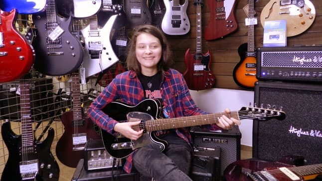 Юная гитаристка о выборе инструмента: "Я просто сказала, что мне нужна моя первая электрогитара и я хочу красную"